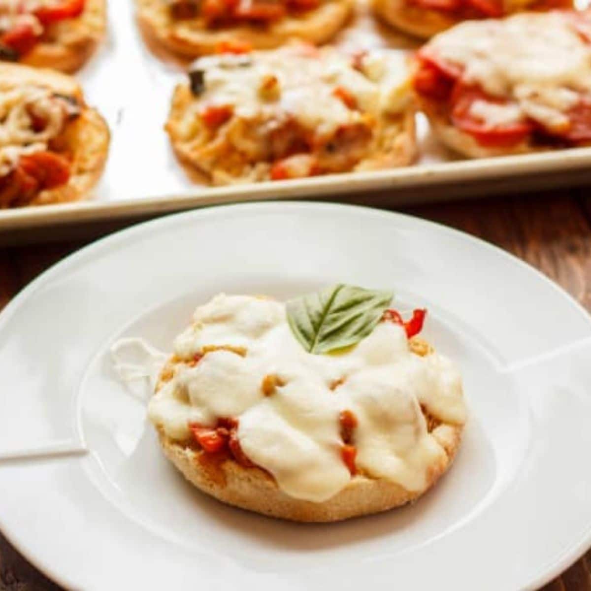 https://thecookiewriter.com/wp-content/uploads/2014/04/Mini-Pizzas-on-English-Muffins-featured.jpg
