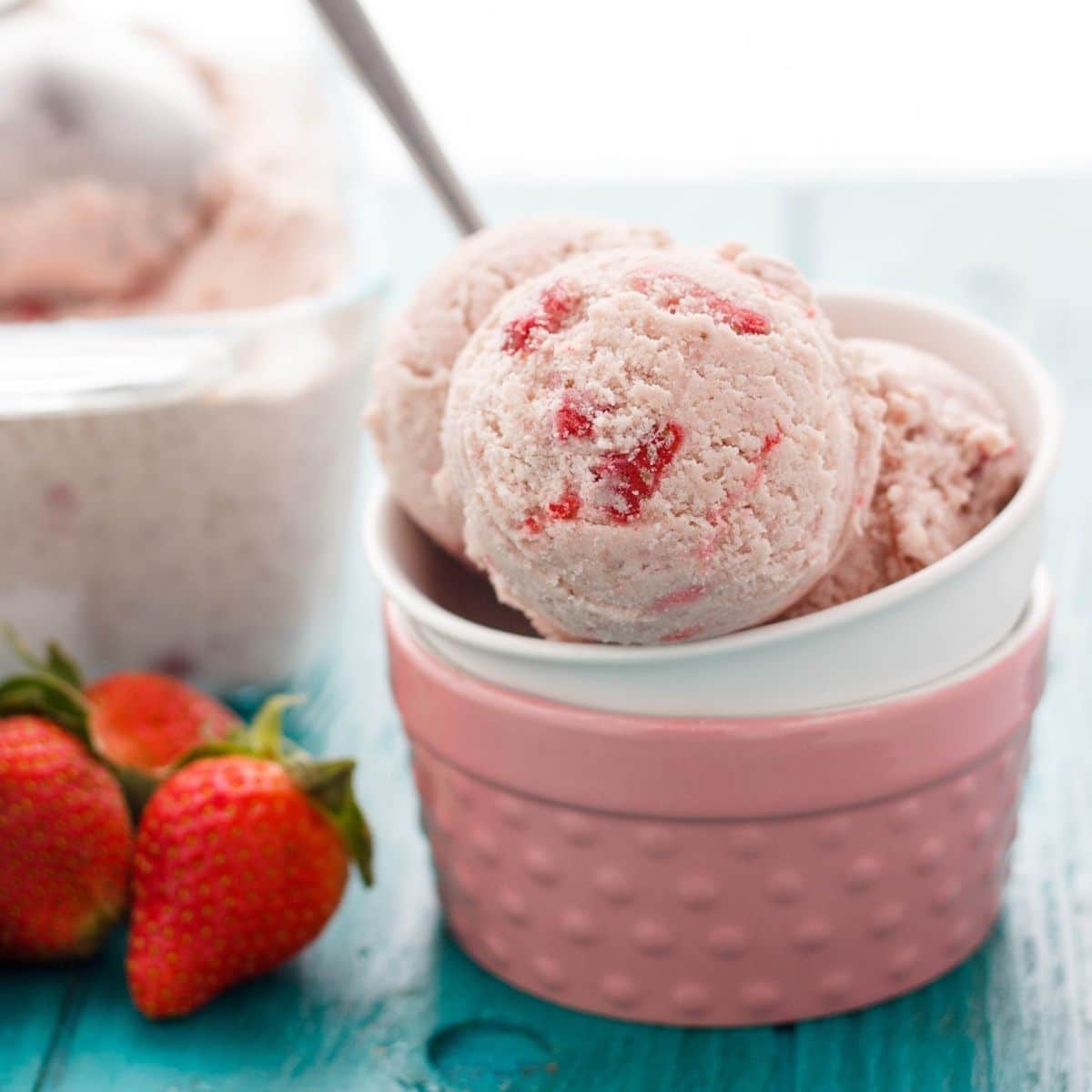 https://thecookiewriter.com/wp-content/uploads/2014/06/Strawberry-banana-ice-cream-featured.jpg
