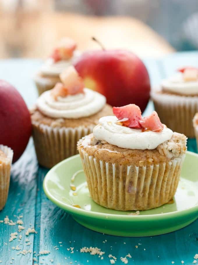 Apple Pie Cupcakes with a Crispy Topping  on green plate and blue table with red apples#apples