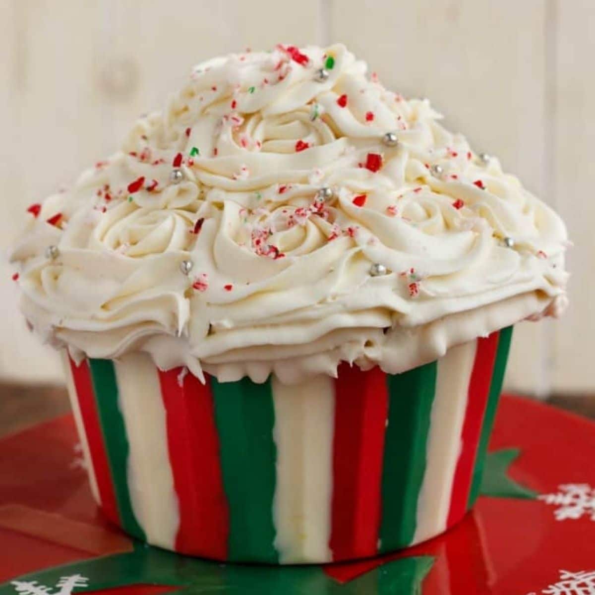 https://thecookiewriter.com/wp-content/uploads/2015/12/festive-giant-cupcake-for-christmas-featured.jpg