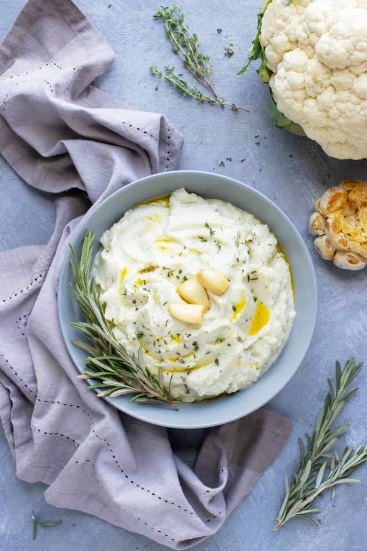 Creamy Roasted Garlic Mashed Cauliflower in a gray bowl.