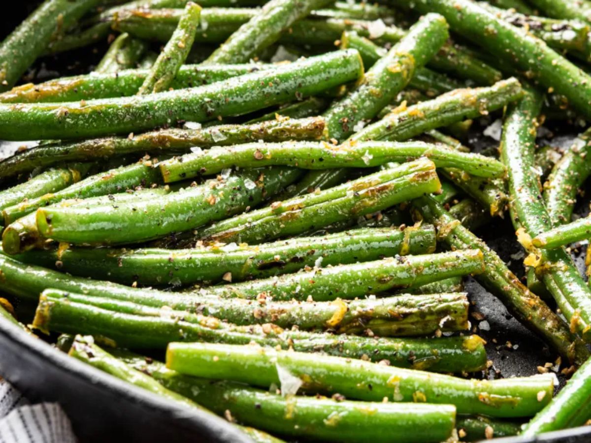 Flavorful Lemon Pepper Green Beans in a skillet.