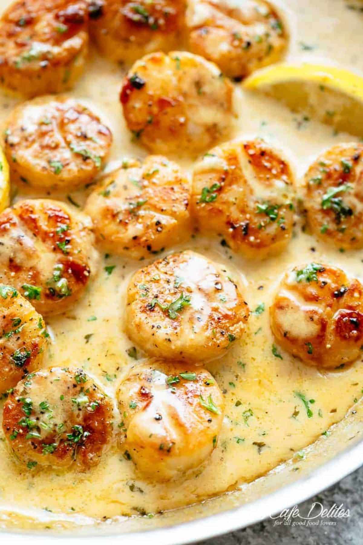 Creamy Garlic Scallops in a skillet.