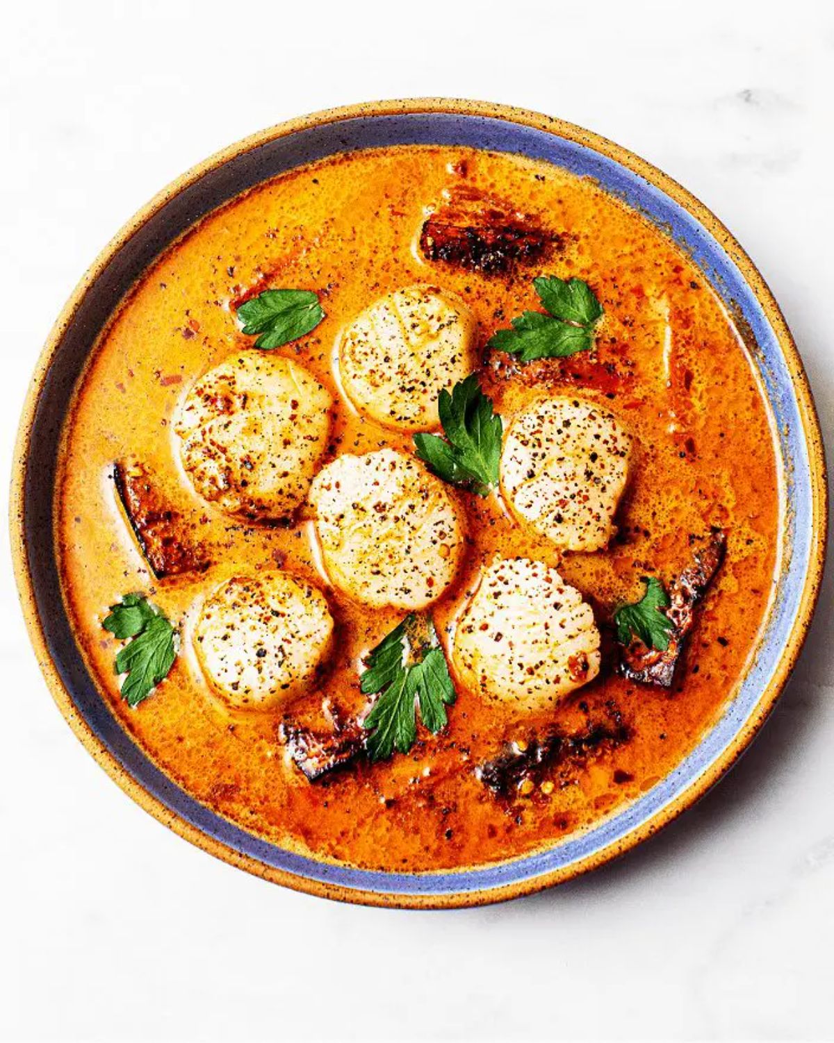 Mouth-watering Spicy Coconut Curry Scallops on a plate.
