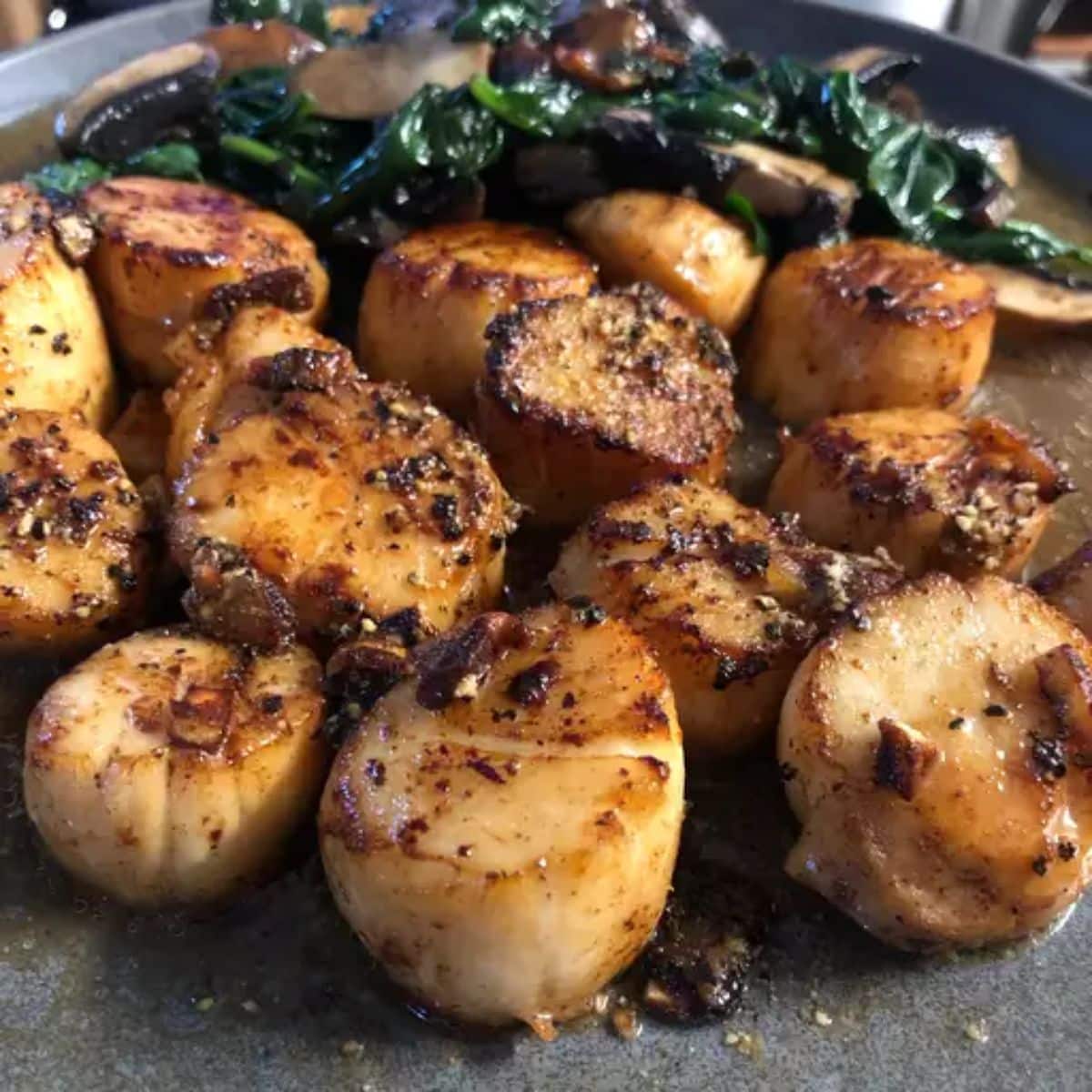 Delicious Easy Garlic-Lemon Scallops on a tray.