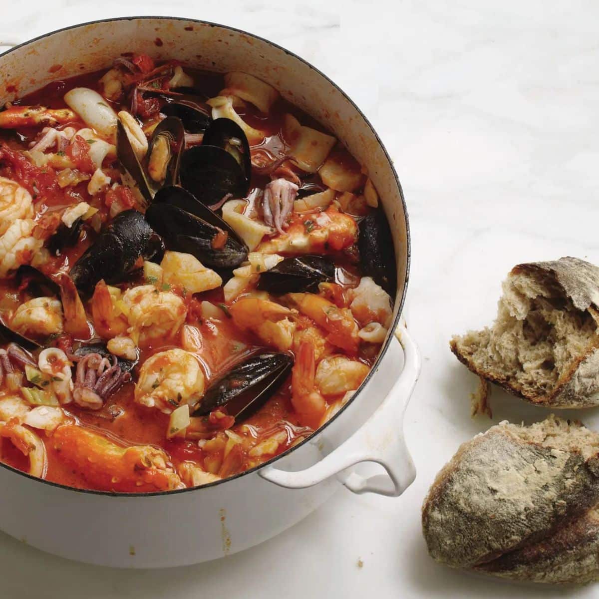 Juicy Cioppino scallops dish in a pot.